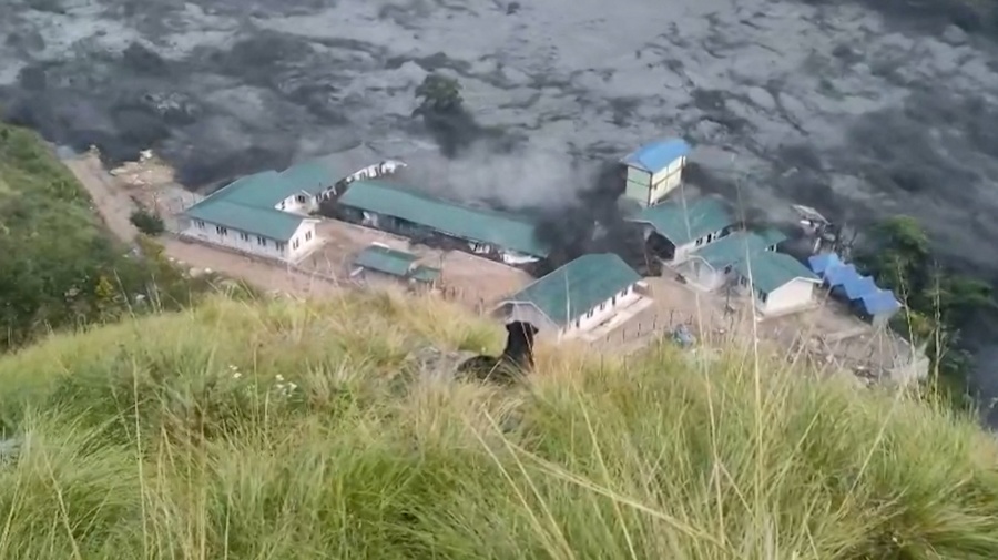 Inundación en Nepal arrastra decenas de casas y deja cinco desaparecidos