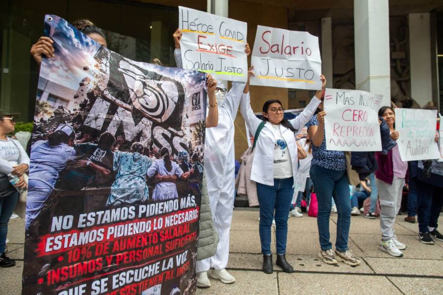 Trabajadores del IMSS marchan en Culiacán para exigir mejores prestaciones y medicamentos