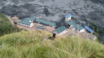 Inundaci&oacute;n en Nepal arrastra decenas de casas y deja cinco desaparecidos