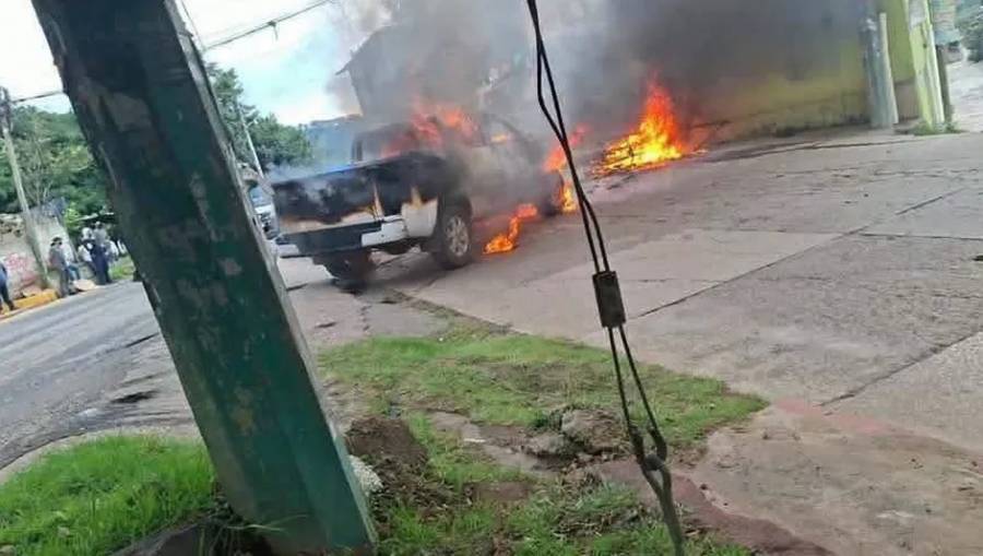 Bloqueos e incendios de vehículos generan tensión en Totoloapan; autoridades despliegan operativo de seguridad en Morelos