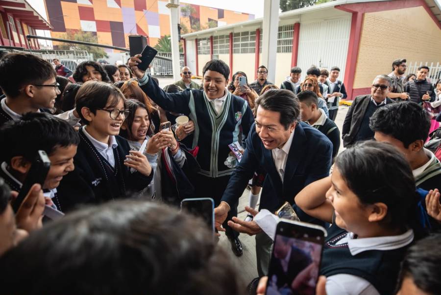 Mario Delgado impulsa la lectura entre estudiantes y llama a reducir el uso del celular en escuelas