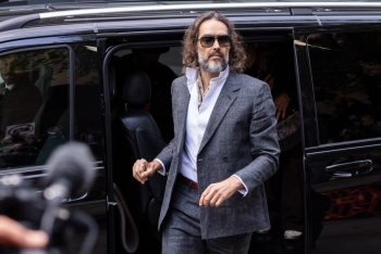 El actor Russell Brand asiste al inicio de su juicio por violaci&oacute;n en Reino Unido