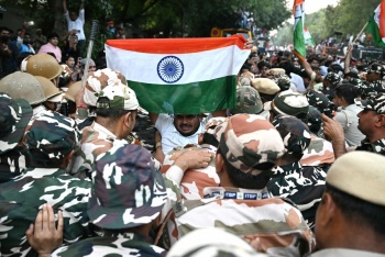 Decenas de miles de personas protestan en India contra la Comisi&oacute;n Electoral