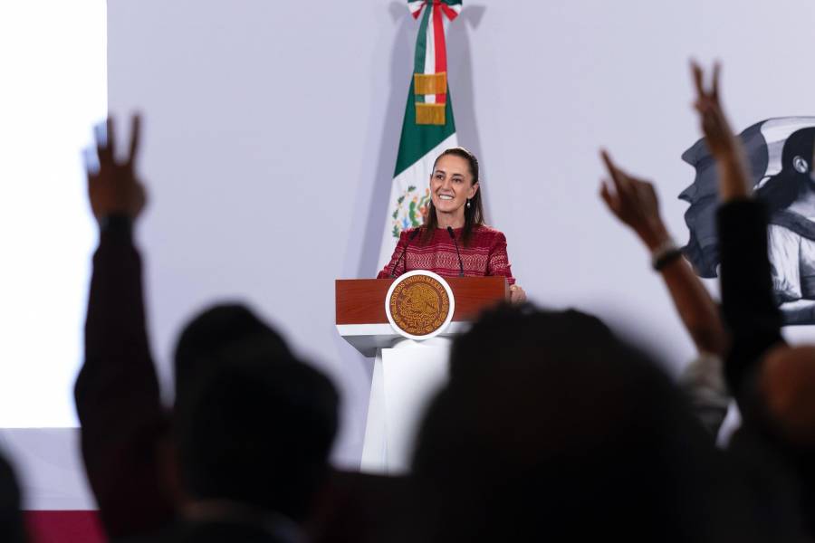 Presidenta rechaza crisis de salud y promete atender demandas laborales del IMSS