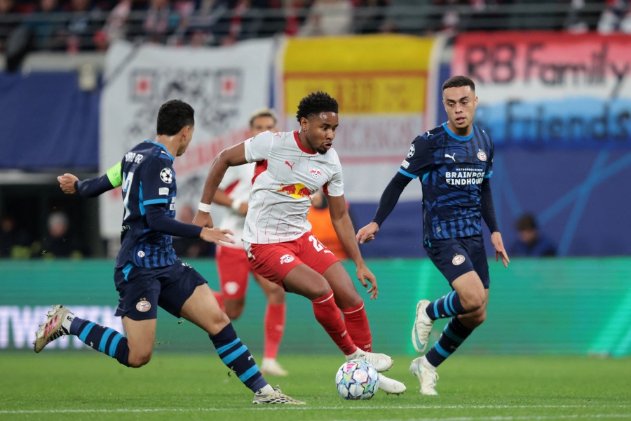 RB Leipzig supera al PSV con un gol en los minutos finales