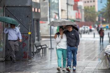 Prev&eacute;n chubascos y temperaturas de hasta 27 grados en CDMX este martes