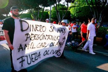 Trabajadores y jubilados del IMSS marchan en CDMX para exigir mejores condiciones laborales y abasto de insumos