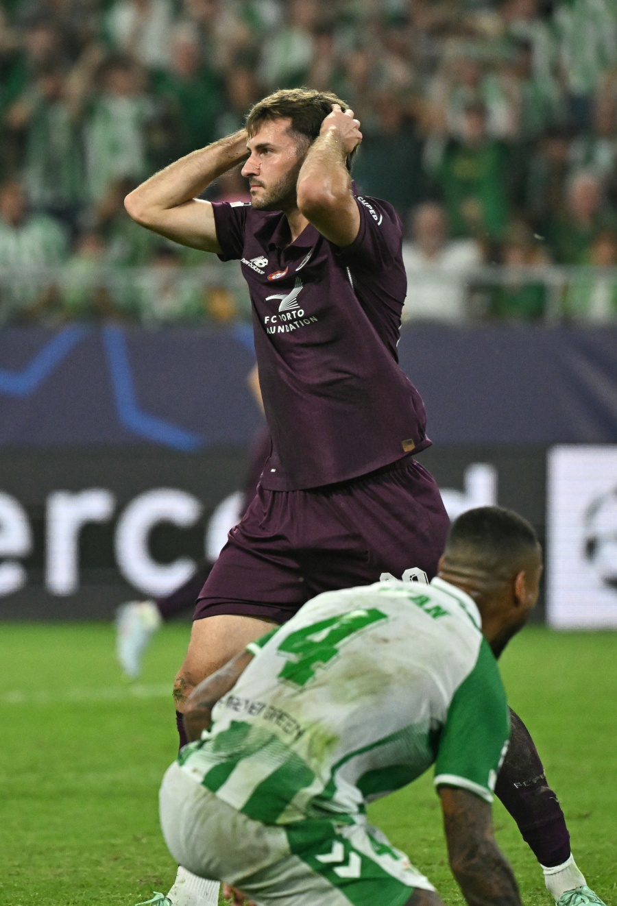 Real Betis remonta ante el Porto y se lleva la victoria en un partido de cinco goles 