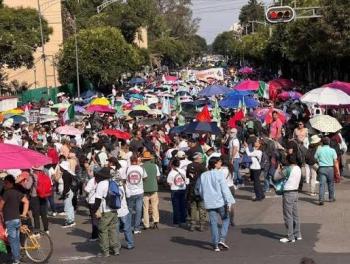 Sheinbaum promete resolver demandas laborales y de medicamentos en el IMSS; critica uso pol&iacute;tico de la protesta