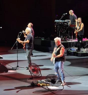 Hombres G conquista el Auditorio Nacional con sus cl&aacute;sicos y anuncia un documental sobre sus cuatro d&eacute;cadas.