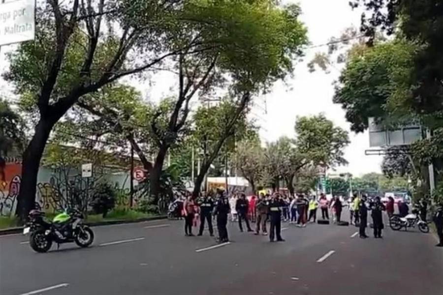 Bloqueo por falta de agua en Benito Juárez afecta la circulación sobre Eje 5 Sur