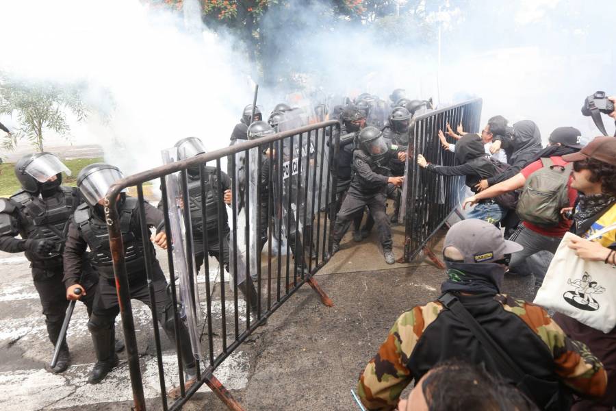 Investigan a 17 polic&iacute;as de Jalisco por operativo durante protesta frente a Casa Jalisco