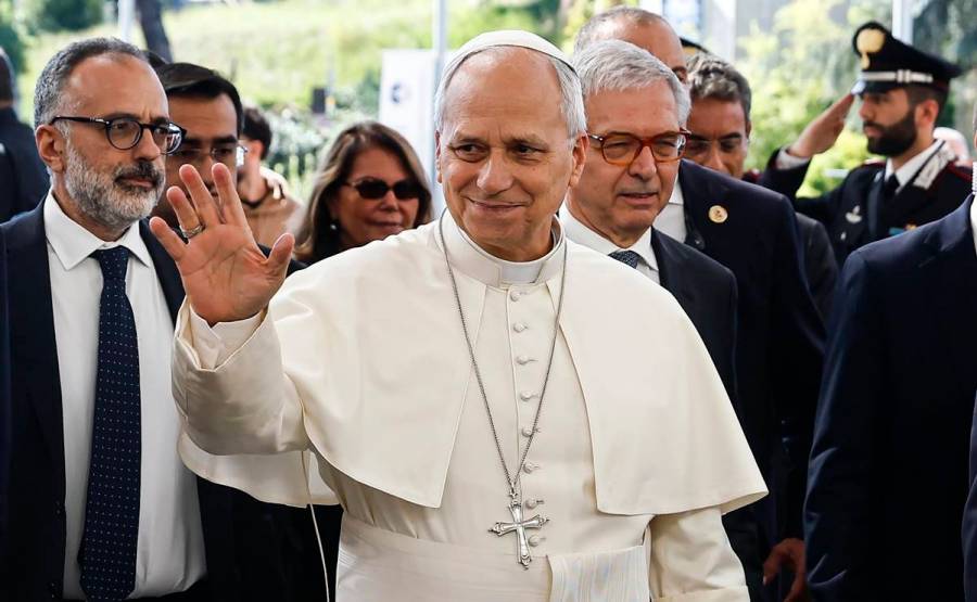 Papa León XIV evoluciona favorablemente tras cirugía por cáncer de pulmón y retoma actividades desde el hospital