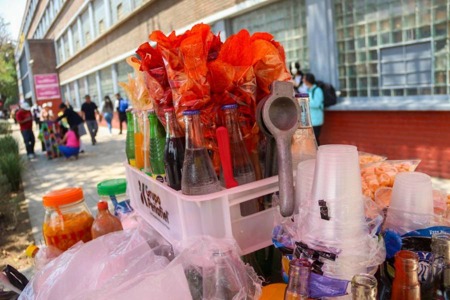 Persisten ventas de comida chatarra en universidades pese a resolución de la Corte