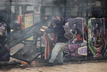 Marcha universitaria en Argentina termina con choques entre policiacuteas y manifestantes