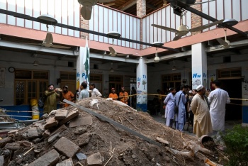 Mueren 27 alumnos y un profesor al derrumbarse el techo de un colegio en Pakist&aacute;n
