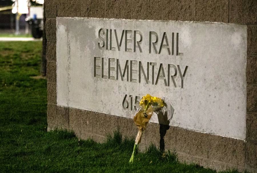 Mueren tres niños y un profesor en tiroteo en escuela de Oregon, en EEUU