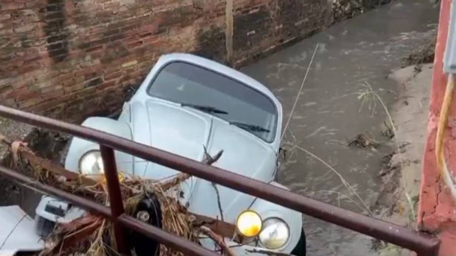 Lluvias en el sur de Tamaulipas provocan inundaciones; corriente arrastra un autom&oacute;vil