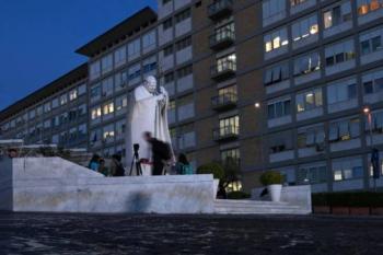 Papa Leoacuten XIV camina y come tras cirugiacutea por caacutencer de pulmoacuten