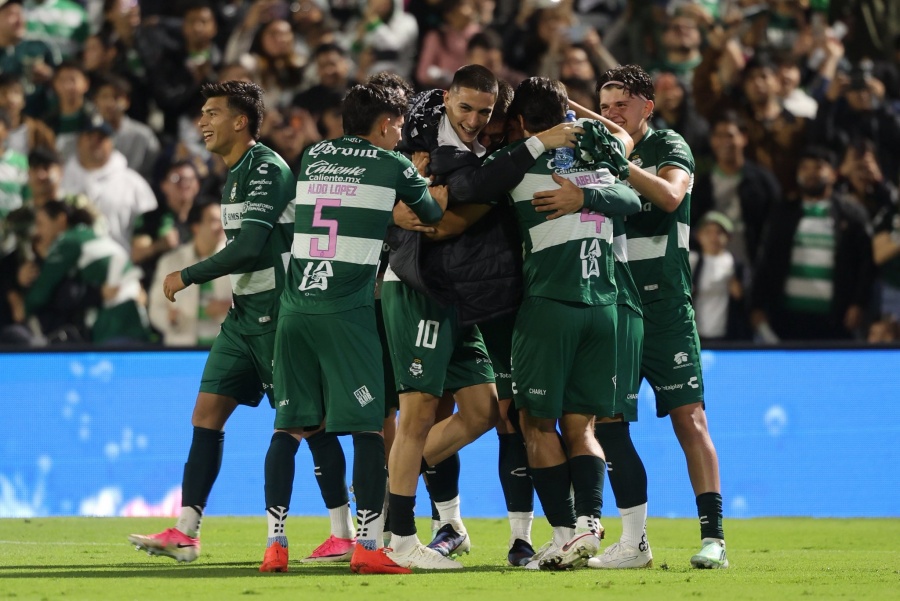 Santos Laguna firma goleada ante Querétaro con triplete de Tahiel Jiménez 