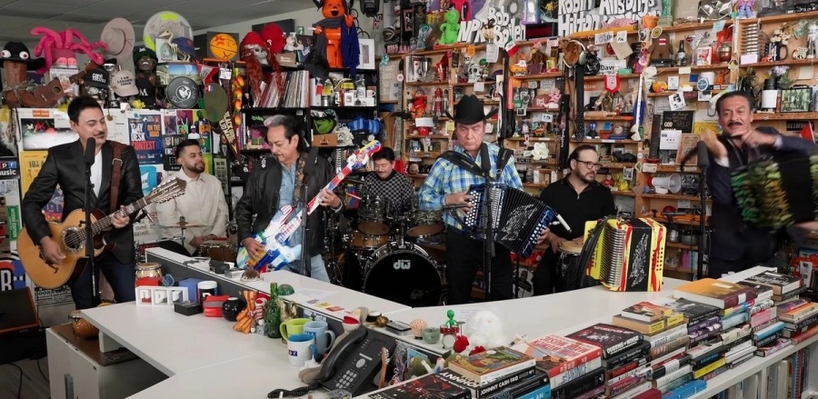 NPR modifica mensaje sobre la comunidad latina en video de Los Tigres del Norte y desata críticas por presunta censura