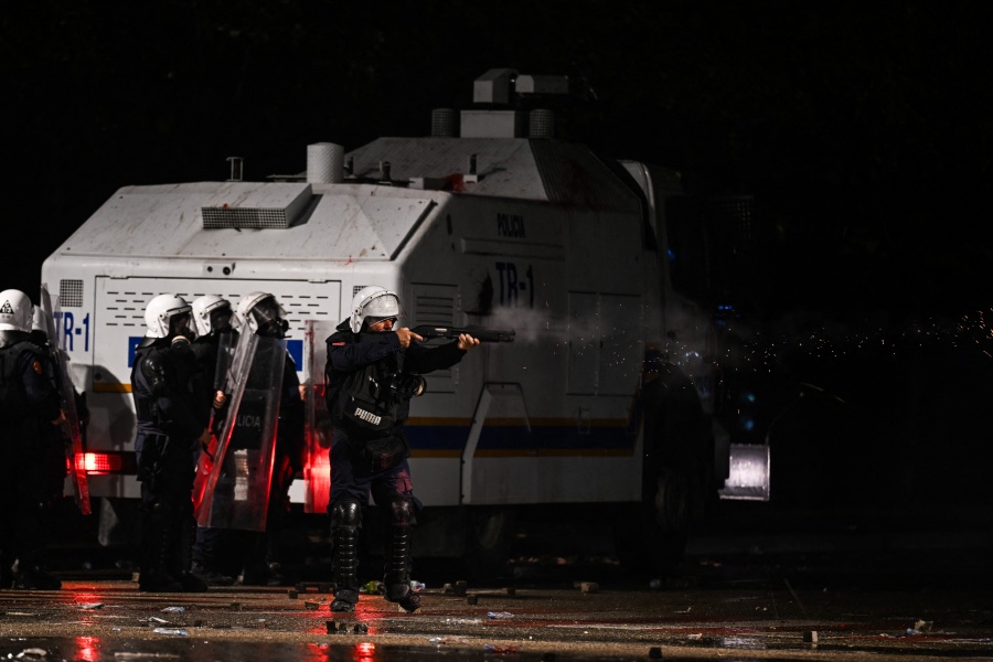 Violentos enfrentamientos en la capital de Albania por quinto día consecutivo 