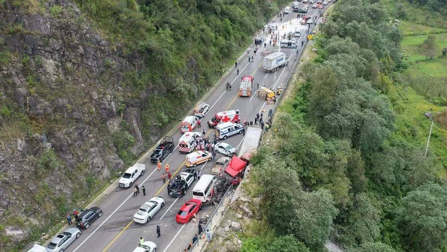 Choque múltiple en autopista Tuxtla-San Cristóbal deja dos muertos y 10 heridos; un bombero falleció durante labores de auxilio 