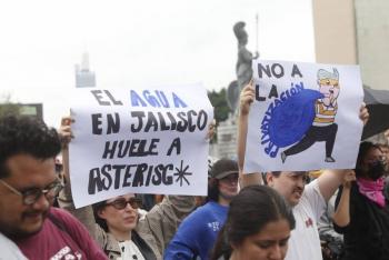 Petardos obligan a frenar marcha por agua limpia en Guadalajara