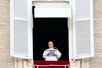 El papa saluda a la multitud en el Vaticano, por primera vez desde su operaci&oacute;n de c&aacute;ncer