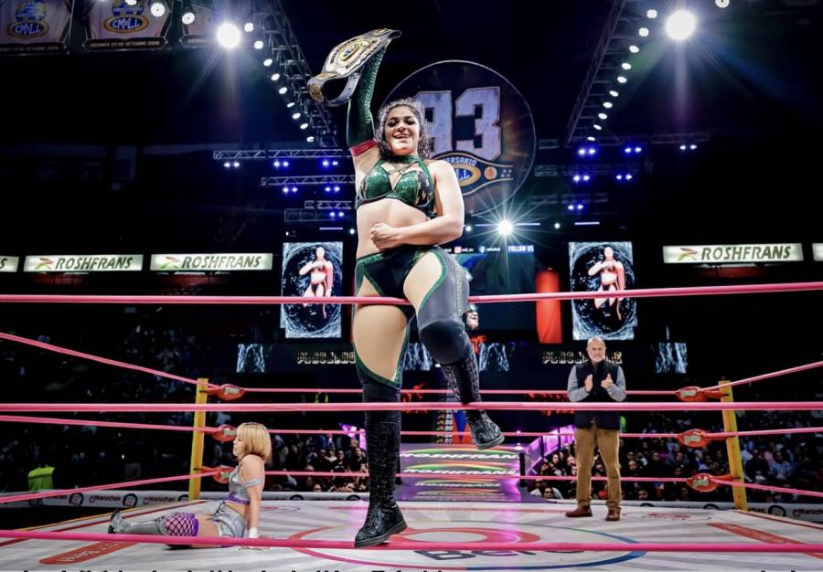 ‘La Arena México arde: Persephone resiste a AZM y retiene el campeonato’