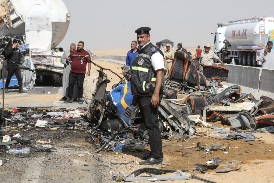 Un choque entre un autobús turístico y un camión causa 13 muertos en Egipto 