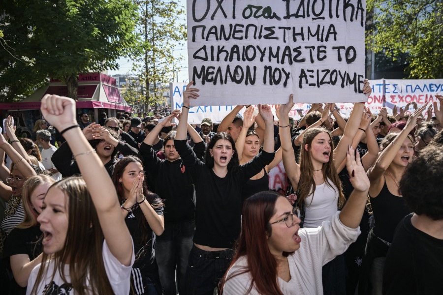 Estudiantes, profesores y funcionarios protestan en Grecia, 