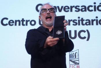 UNAM reconoce a Alfonso Cuar&oacute;n tras d&eacute;cadas de distanciamiento