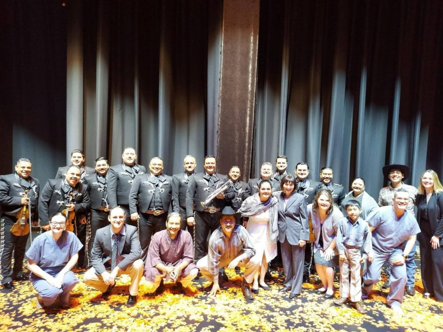 Mariachi Los Camperos conquista los corazones en la ópera ?Cruzar la Cara de la Luna?