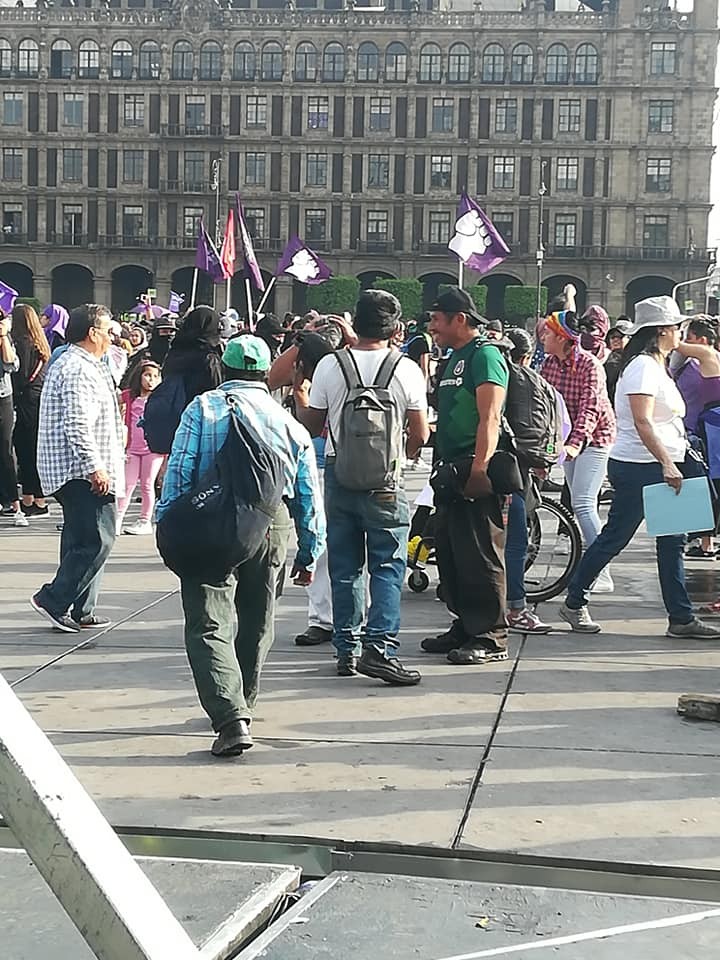 Sujetos acosan a mujeres en #Marcha8M