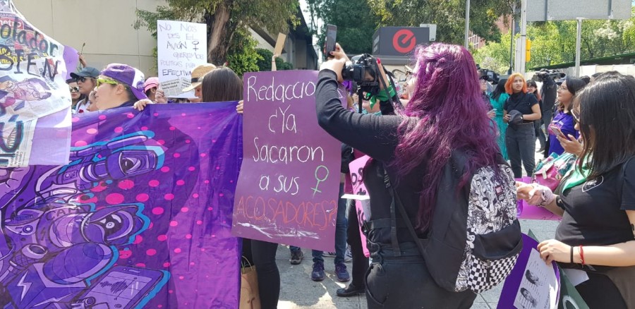 8M: mujeres protestan a través de pancartas