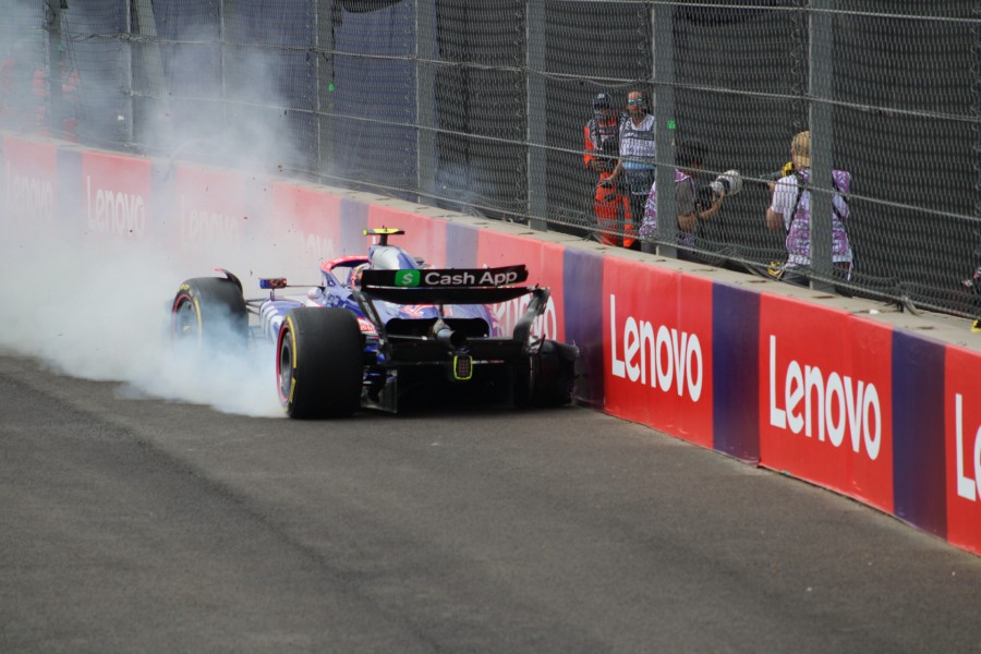 Checo Pérez vive un Gran Premio amargo en casa y Carlos Sainz se lleva la victoria en México
