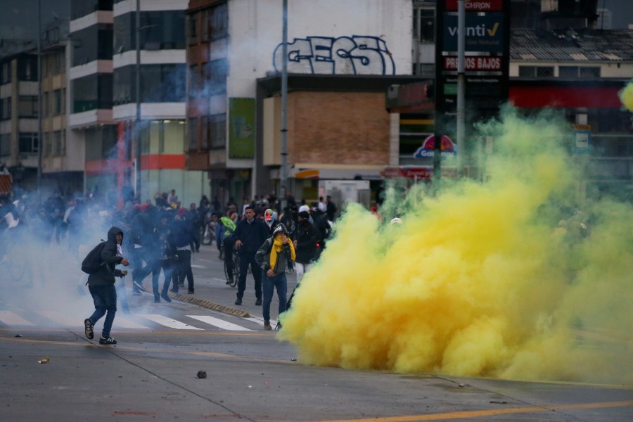 Civiles y policías lesionados por protestas en Colombia