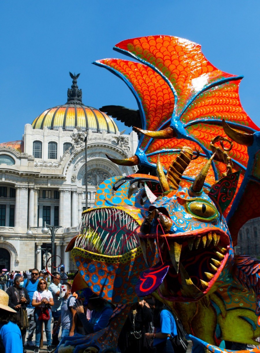 El Desfile de Alebrijes monumentales 2024 ilumina el Z&oacute;calo con su explosi&oacute;n de creatividad