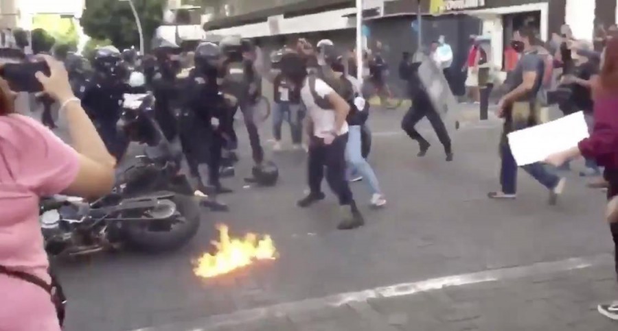 Confrontamiento entre manifestantes y policía de Jalisco