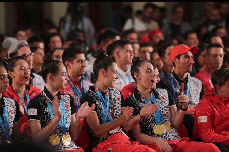 Entrega AMLO reconocimiento a deportistas de los Panamericanos 2019