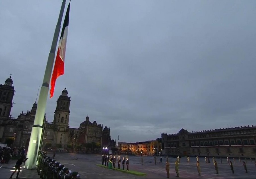 AMLO iza bandera a media asta en memoria de víctimas por sismos