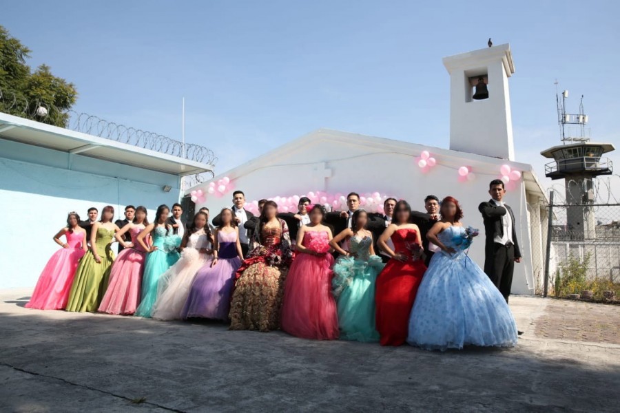 Quinceañeras celebran en penal de Santa Martha