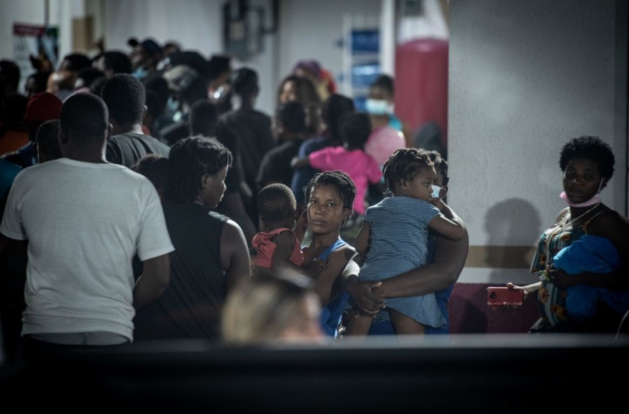 Expulsados en masa de Texas, haitianos regresan humillados y temerosos a su país en ruinas