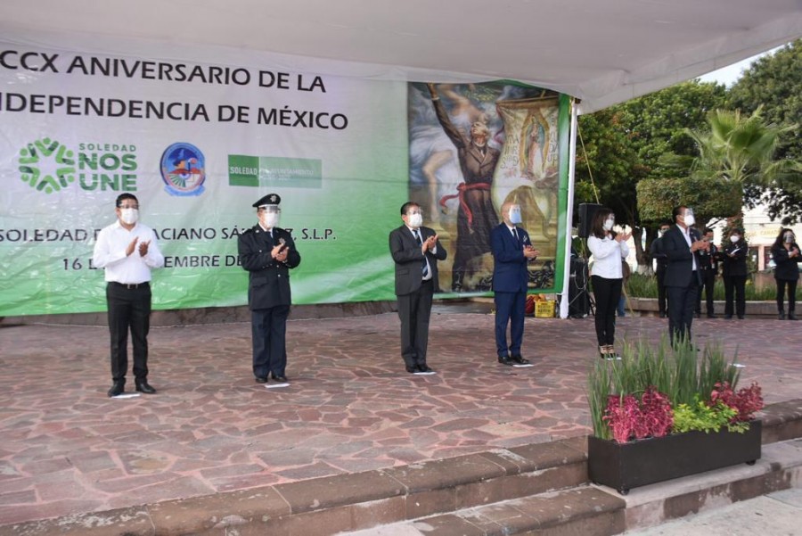 El alcalde Gilberto Hernández encabeza el acto cívico del 210 aniversario del inicio de la Independencia de México