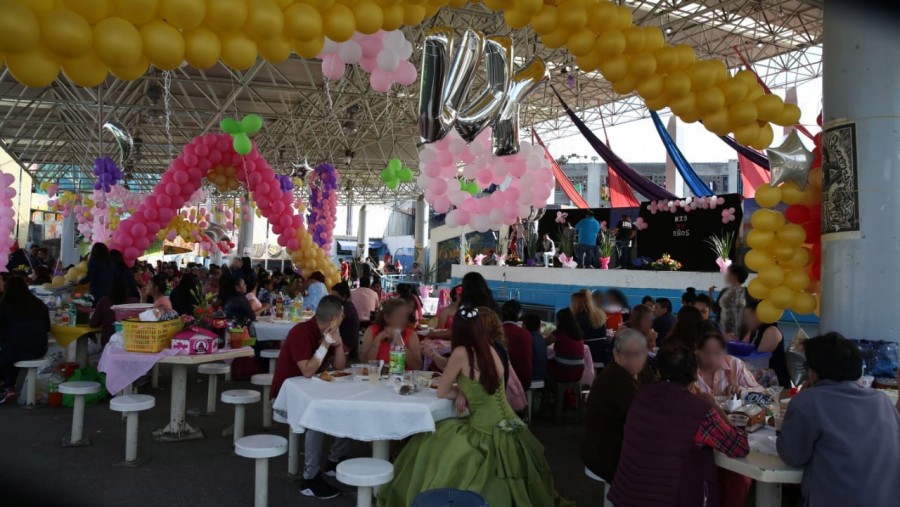 Quinceañeras celebran en penal de Santa Martha