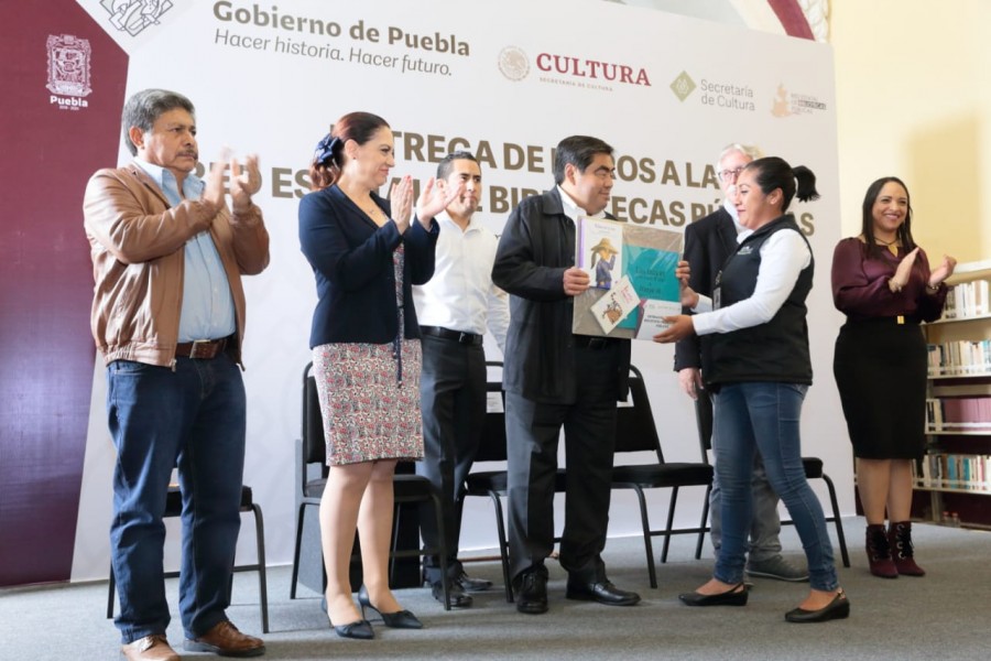 Barbosa entrega libros a la Red Estatal de Bibliotecas Públicas en Puebla