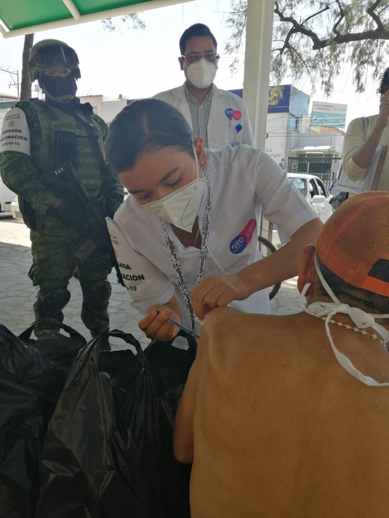 En Guanajuato, vacunan a adultos mayores a domicilio y a indigentes