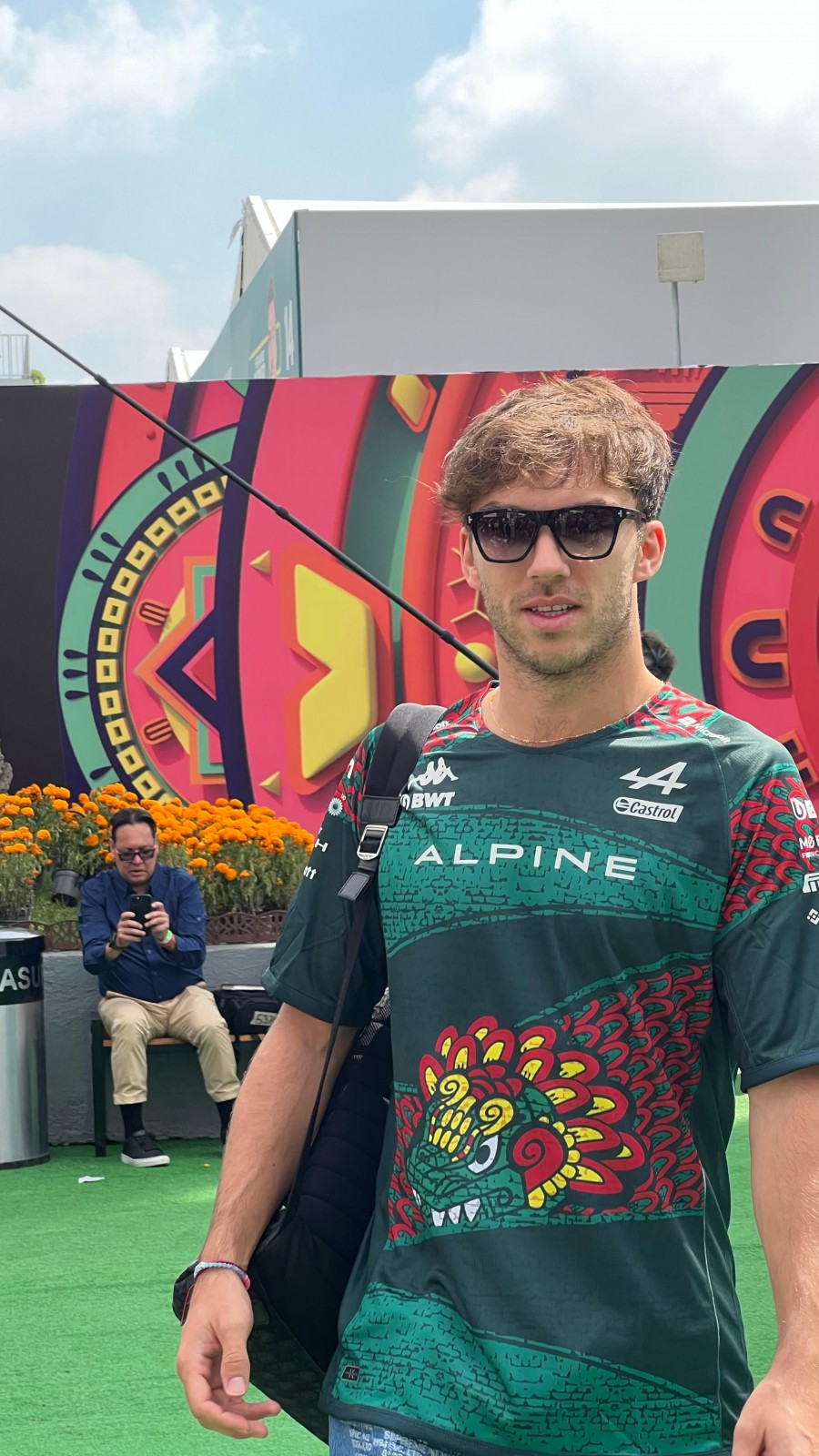 Apoyo incondicional para Checo en el primer día de prácticas del Gran Premio de México