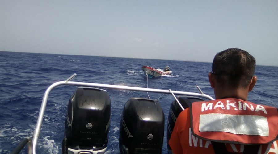 Marina rescata a pescadores en Cozumel